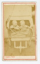 PHOTO CDV CANUEL vers 1870, fratrie assise dans un landau ancien TWIN JUMEAU