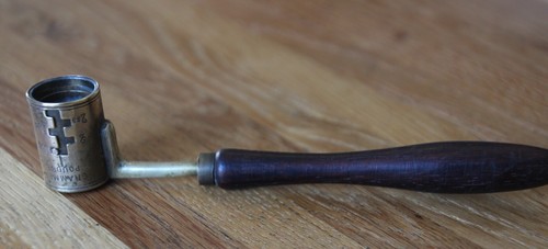 Doseur ancien poudre - a, en