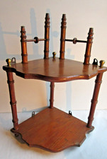 Etagère murale de coin, Art