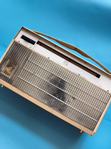 Radio vintage portable crème