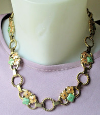 Ancien collier couleur or petites fleurs émail vert et rose bijou vintage 3402