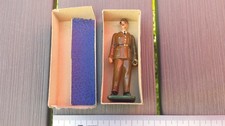 Ancien soldat de plomb LE GÉNÉRAL DE GAULLE dans sa boîte. QUIRALU ?