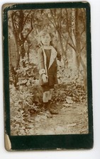 PHOTO CDV photographie, un garçon pose en extérieur jouet toy fusil