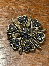 Bijoux Broche Dorée en Forme de Fleur avec des Coeurs et Pierre Noires (9-15)
