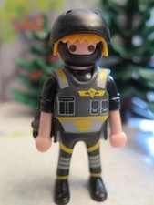 policier casque parachutiste