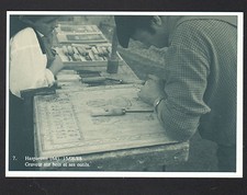 HASPARENN (64) ATELIER d'un ARTISAN GRAVEUR sur BOIS au travail en 1988