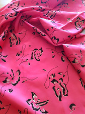 Coupon de tissus satiné rouge et fleurs en velours -104 x148 cm