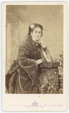 CDV Le Jeune circa 1870. Portrait d'une femme en robe. Espagnole ?