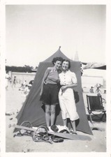 ANCIENNE PHOTOGRAPHIE DEUX JEUNES FEMMES A LA PLAGE DEVANT LEUR TENTE