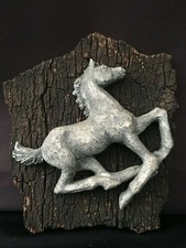 SCULPTURE BAS-RELIEF CHEVAL EN PLÂTRE SUR ÉCORCE DE LIÈGE VINTAGE