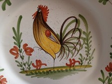 Assiette faience Nevers au coq jaune chantant decor dans une prairie vert fleur