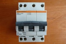 DISJONCTEUR TETRAPOLAIRE 40A COURBE C MERLIN GERIN DT40 TRI+N 40 AMPERES PC10KA 