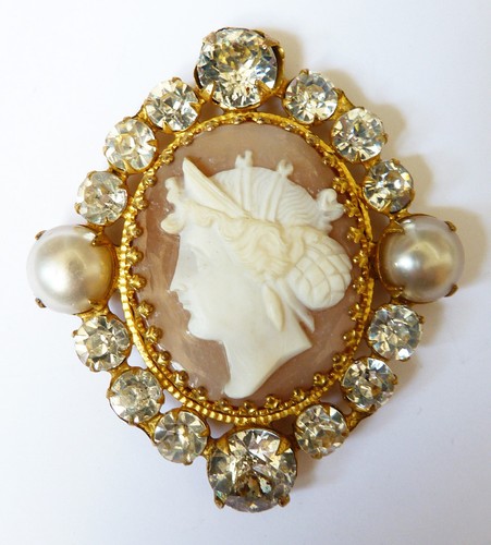 Broche pendentif médaillon
