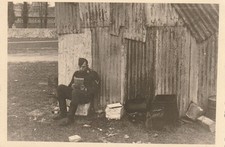 Photo Soldat allemand WW2 près de l'Auberge de la Biche EVREUX Normandie - 6454