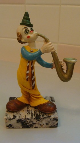 Vintage resin clown playing - resin,