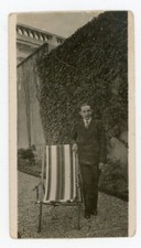 Vintage silver print snapshot photo vers 1920, un  jeune homme transat jardin