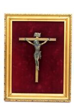 588 - Ancien crucifix plastique peinture bronze - Cadre doré sur velours rouge