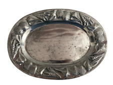 plat oval de présentation en aluminium à décor de coquillages crustacés mer