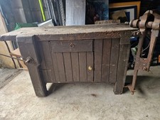 Bel Etabli Ancien Fermé Avec Son Etau En Fer Forgé Sur Pied  Voir Photos