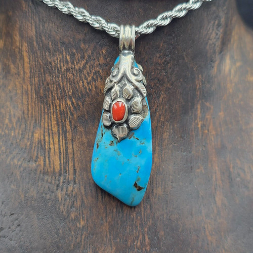 Beau collier pendentif