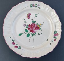 Moustiers (Ferrat), assiette avec un décor de fleurs N°1, 18ème