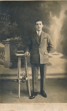 Photo-carte jeune homme debout costume meuble livre young man Marrand Romans