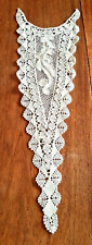 Plastron ancien en dentelle  - longueur du devant de 2 cm à 14 cm