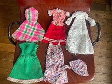 Lot de jupes et de robes pour la poupée mannequin Tressy de la marque Bella