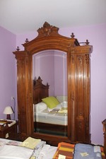 Armoire ancienne, en noyer massif meuble de caractère haut de gamme.