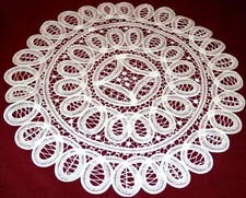 NAPPERON BRODE MAIN DENTELLE RENAISSANCE BLANC ROND DE 35***