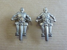 PAIRE D'ANCIENNES INSIGNES DE