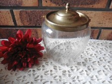ANCIEN POT A BISCUIT EN VERRE TAILLE COUVERCLE LAITON "1900