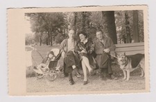 photo ancienne ?️ parc de la Citadelle 1963 famille et chien
