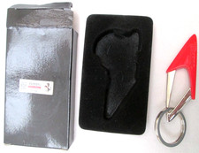 FERRARI  porte-clé dans sa boite, métal rouge  Authentique vintage