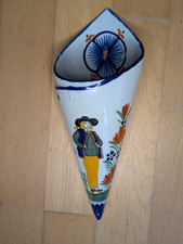 Grand vase ancien soliflor tulipe mural signé Henriot Quimper dessinHomme breton