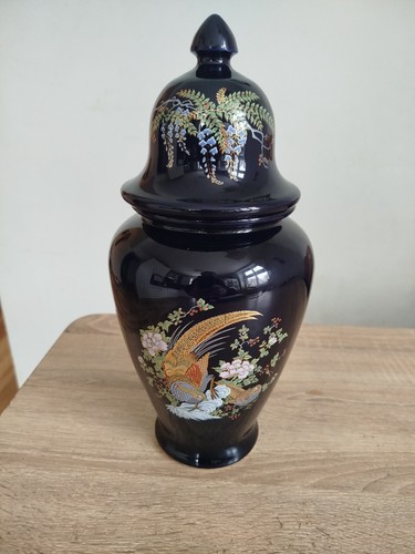 Lidded urn vase model - lidded,