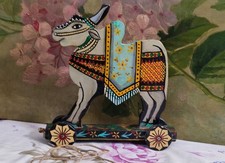 ANCIENNE VACHE À ROULETTES EN