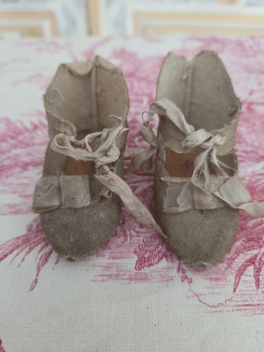 Rare chaussures l - À, l'abeille