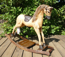 Cheval à bascule ancien en