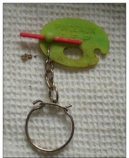 B5 / ancien PORTE CLES FIGURINE UNE PALETTE DE PEINTURE PINCEAU GEP