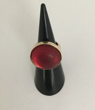 AMPLE BAGUE/ METAL DORE/ CABOCHON PATE DE VERRE ROUGE/ "FILOU"/ ANNEES 1980/1990