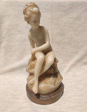ancienne sculpture jeune femme
