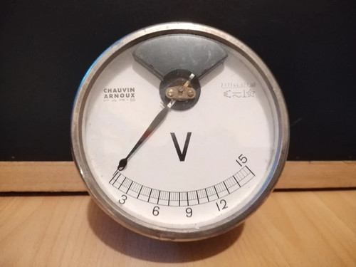 Ancien voltmètre chauvin