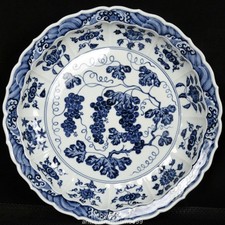 17" chinois Ming dynastie bleu blanc porcelaine Grape motif plateau plateau