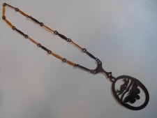 GRAND SAUTOIR  EN BAKELITE AVEC BEAU PENDENTIF D' INSPIRATION ASIATIQUE. 50' 60'