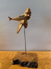 ANCIEN AVION EN BOIS SUR SOCLE EN  RONCE DE NOYER