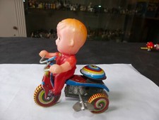 JOUET ANCIEN MOTEUR MECANIQUE CHINOIS TRIPORTEUR AVEC GARCON