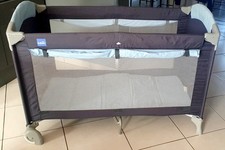 lit parapluie avec roues et