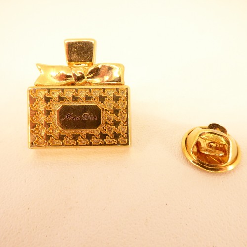 Pin pins badge - -, parfums