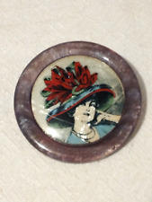 ANCIENNE BROCHE RONDE CELLULOÏD LÉA STEIN FEMME AU CHAPEAU DESIGN 1970/80